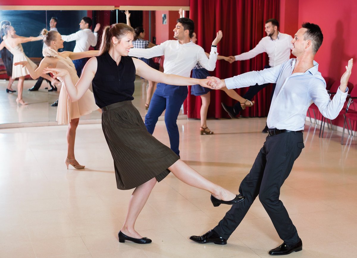 Energetični jive swing plesni par u veselom skoku Plesna škola Banderillas Zagreb