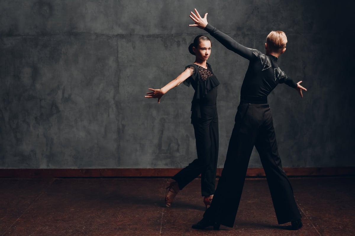 Teatralni paso doble plesni par u dramatičnoj pozi Plesna škola Banderillas Zagreb