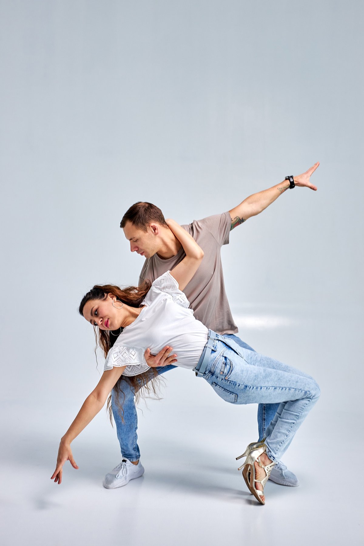 Senzualna kizomba plesni par u bliskom zagrljaju Plesna škola Banderillas Zagreb