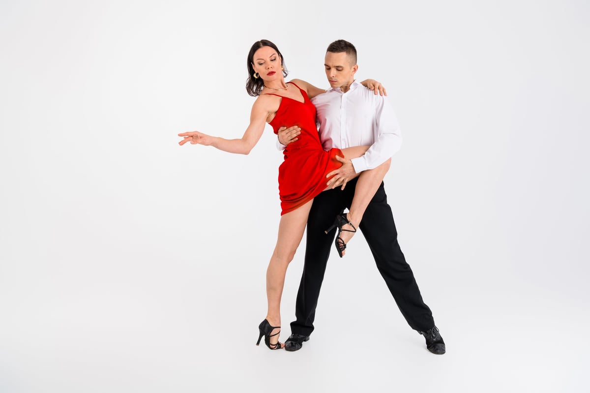 Romantična bachata plesni par u bliskom senzualnom zagrljaju Plesna škola Banderillas Zagreb