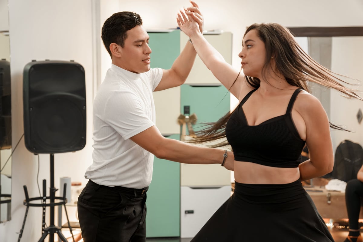 Energični salsa plesni par u živahnom latino pokretu Plesna škola Banderillas Zagreb
