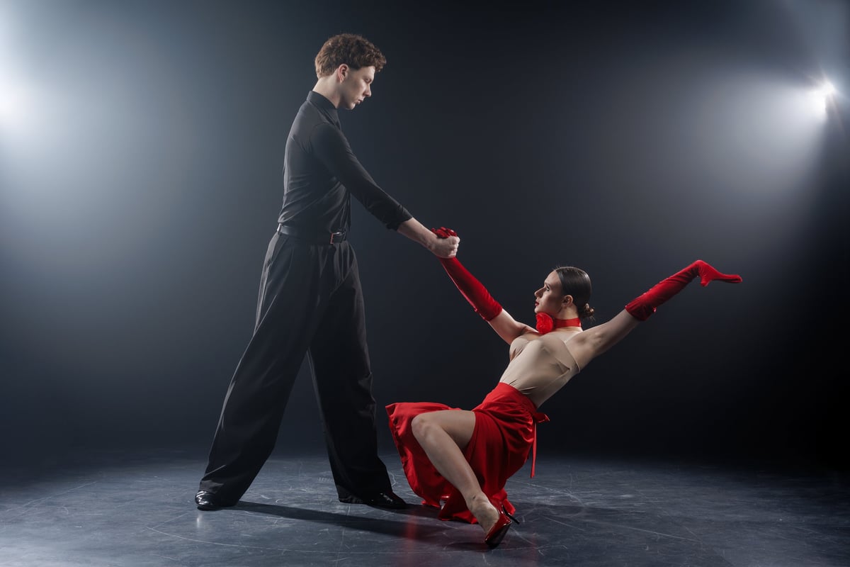 Senzualna rumba plesni par u romantičnom latino pokretu Plesna škola Banderillas Zagreb