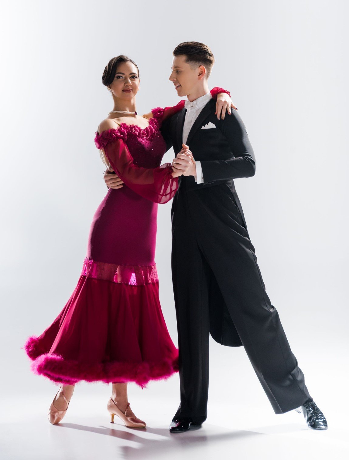 Početni plesni tečaj standardnih, latinskoameričkih i društvenih plesova – par u crnom smokingu i fuksia balskoj haljini Plesna škola Banderillas Zagreb