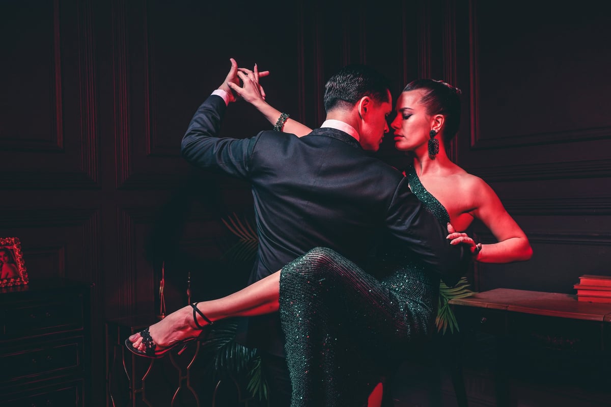 Argentinski tango — par izvodi dramatičnu plesnu figuru u noćnom klubu s crvenom rasvjetom Plesna škola Banderillas Zagreb