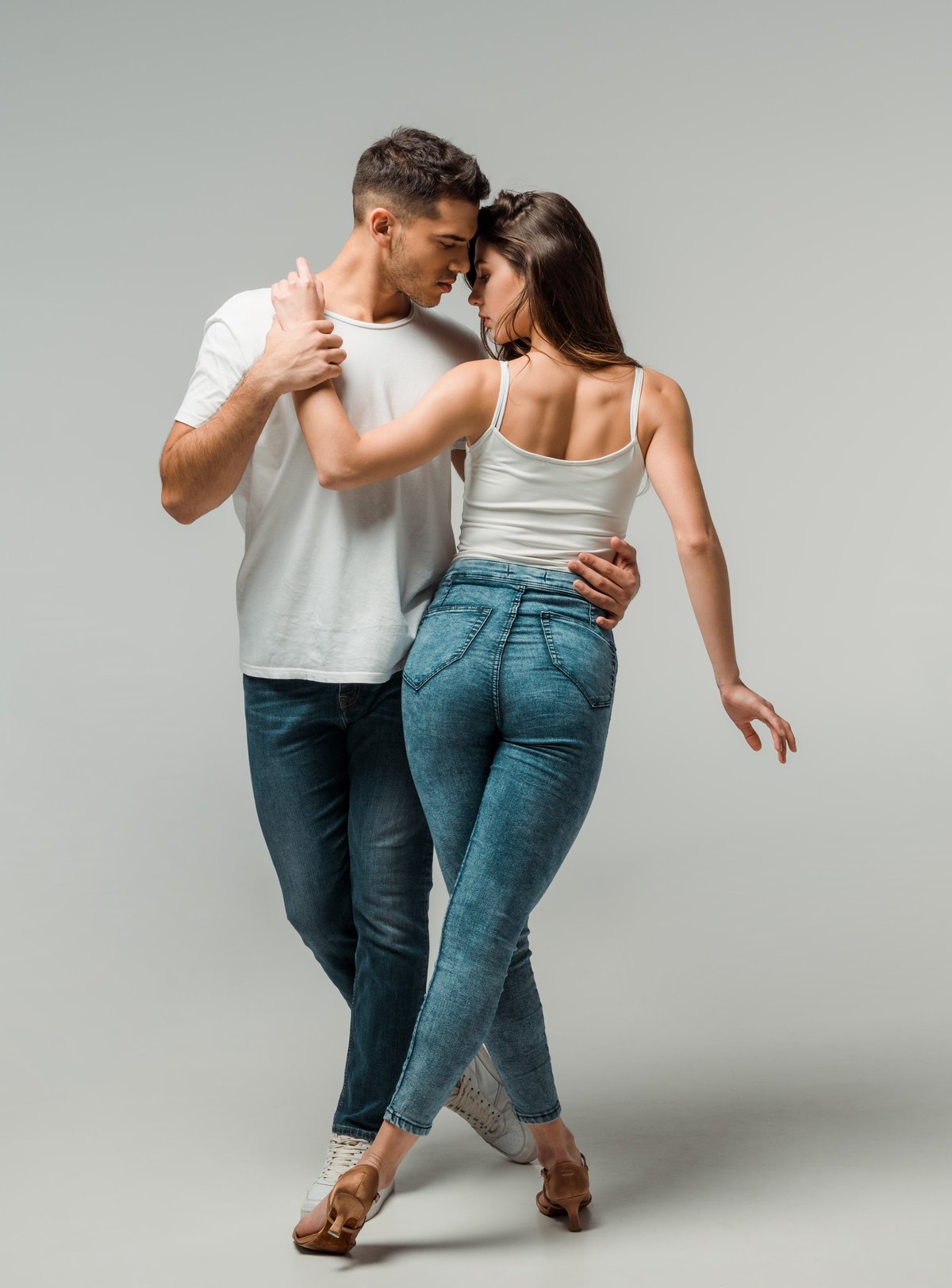 Salsa bachata kizomba plesni tečaj — mladi par u ležernoj odjeći pleše na pozadini Plesna škola Banderillas Zagreb