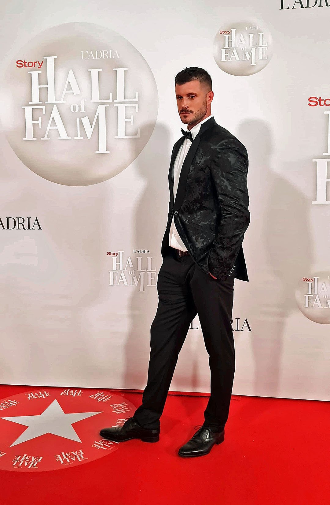 Dorijan Klarić, TV voditelj i novinar, na crvenom tepihu događaja Story L'ADRIA Hall of Fame u crnom blazeru s leptir mašnom